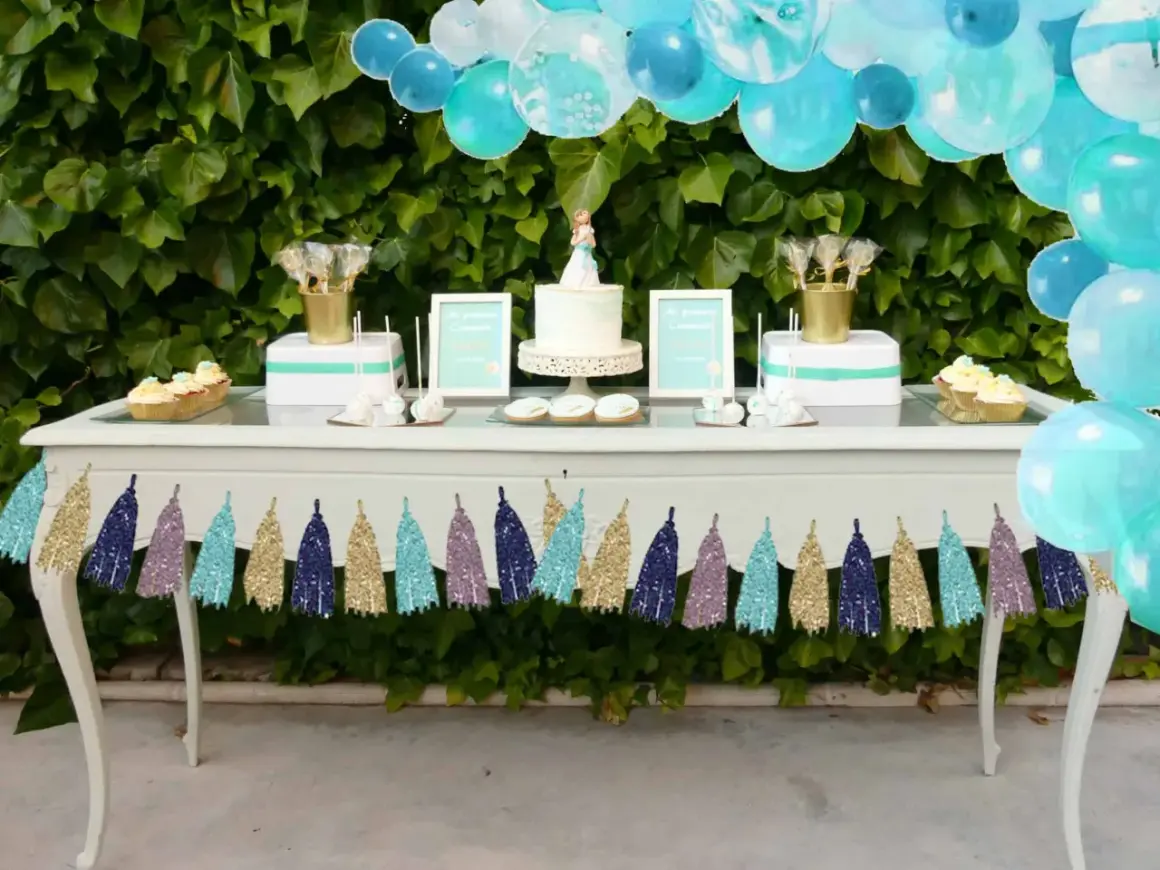 Mesa dulce para comunión de niño con pastel, cupcakes, galletas y globos. ¡Ideas geniales para una celebración inolvidable!