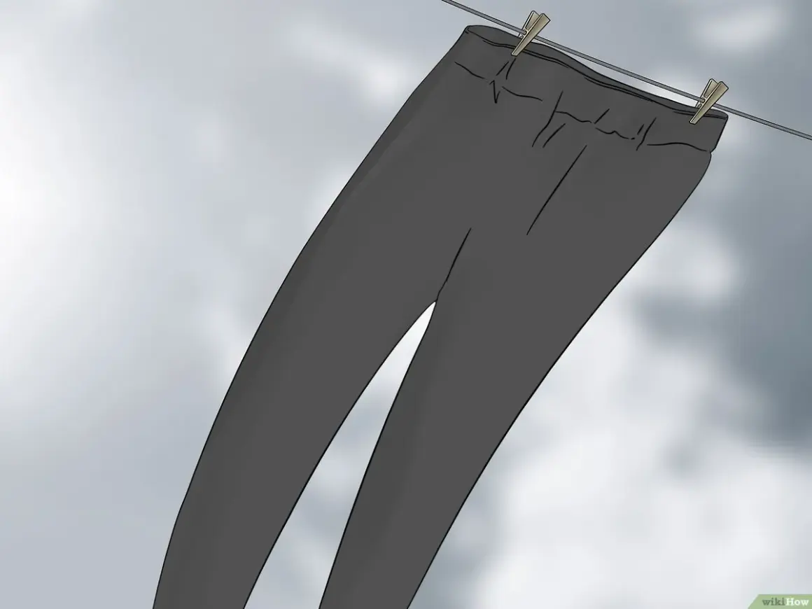 Pantalones de licra grises secándose al aire libre. Descubre trucos para estirar la licra y mantener tus prendas como nuevas.