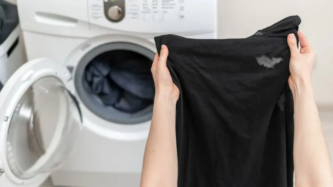 ¡Qué frustración! Mi lavadora mancha la ropa de negro, dejando estas marcas grises en mi camiseta favorita.