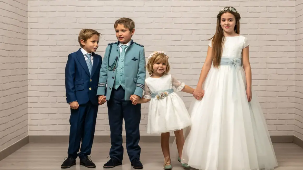 Niños y niñas con trajes elegantes para una boda. Ideas para como vestir a una niña de 12 años para una boda.