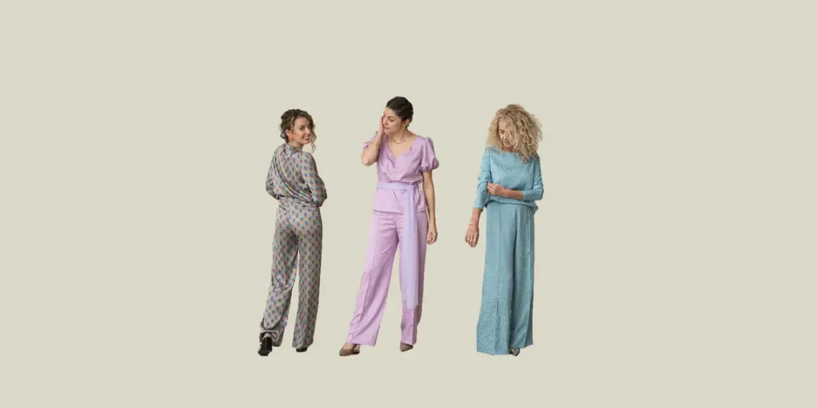 Tres mujeres lucen elegantes conjuntos de pantalones, perfectos para saber como ir vestida a una comunión con pantalones.