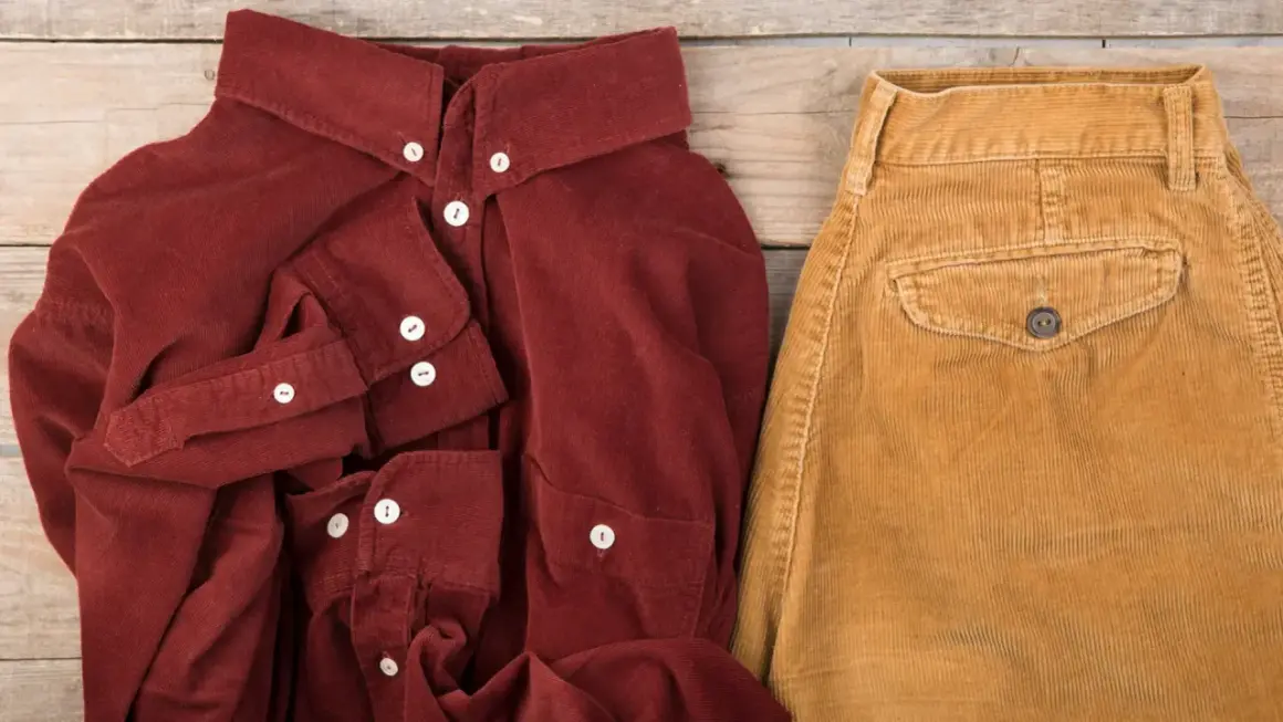 Conjunto de pana: camisa burdeos y pantalón mostaza. La pana es un tejido suave y resistente, ideal para el frío.