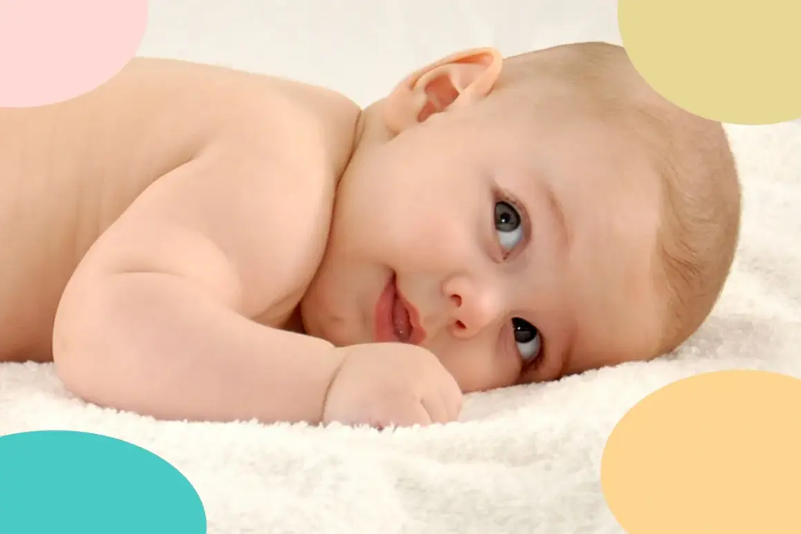 Bebé de 8 meses, en plena crisis, mira con curiosidad. Suave piel y ojos grandes sobre una toalla blanca.