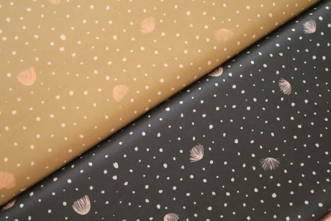 Dos telas de viscosa, una beige y otra gris oscuro, con un estampado de puntos blancos y pequeños motivos rosados.