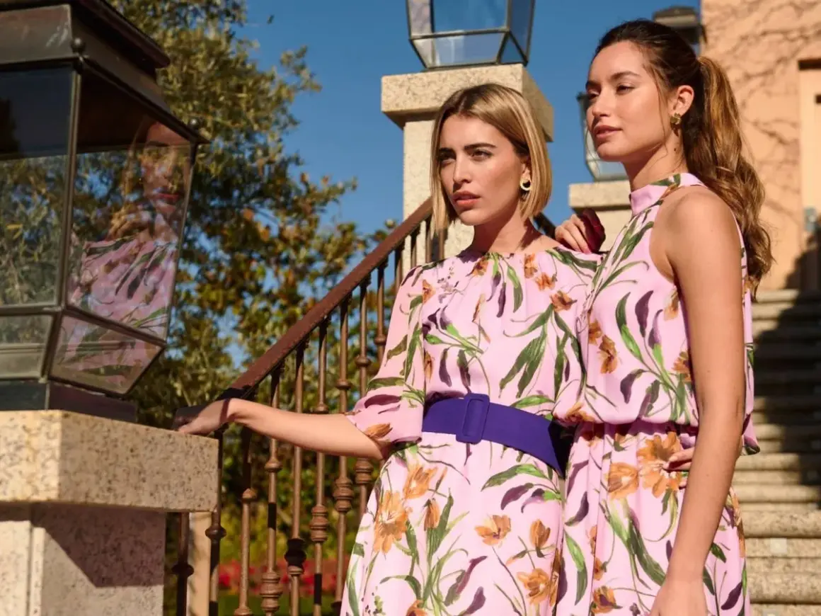 Dos mujeres con vestidos florales rosas, ideal para saber como ir vestida a una boda civil de invitada.
