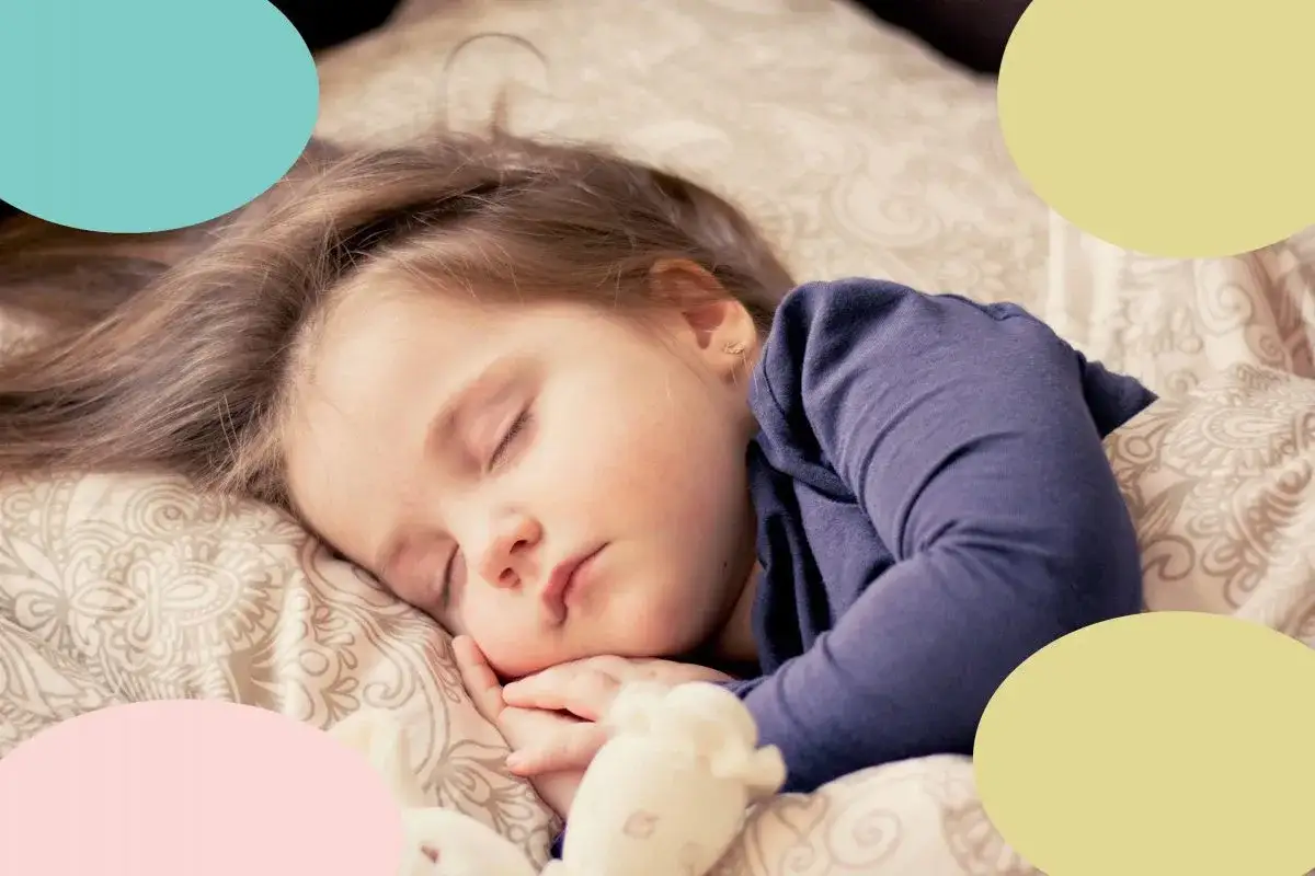 Ni&ntilde;a durmiendo pl&aacute;cidamente, ajena a la crisis de los 8 meses. Suave manta y peluche la acompa&ntilde;an en su sue&ntilde;o.