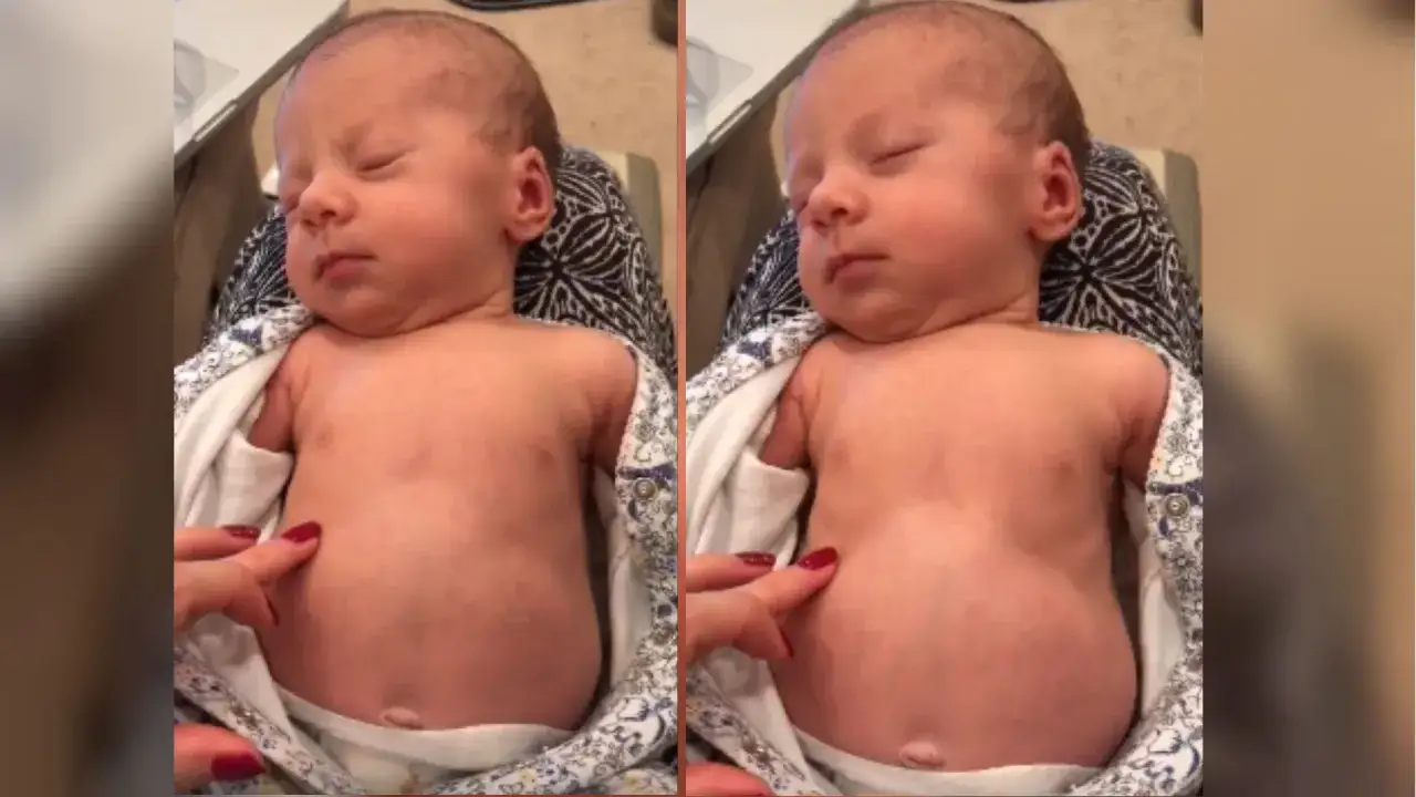 Beb&eacute; durmiendo, con una mano se&ntilde;alando su barriguita. Posiblemente para aliviar tos en bebes.