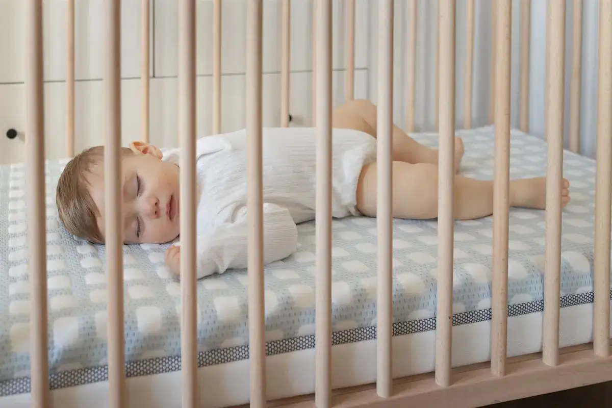 Un tierno beb&eacute; duerme pl&aacute;cidamente en su cuna, envuelto en un dulce sue&ntilde;o.
