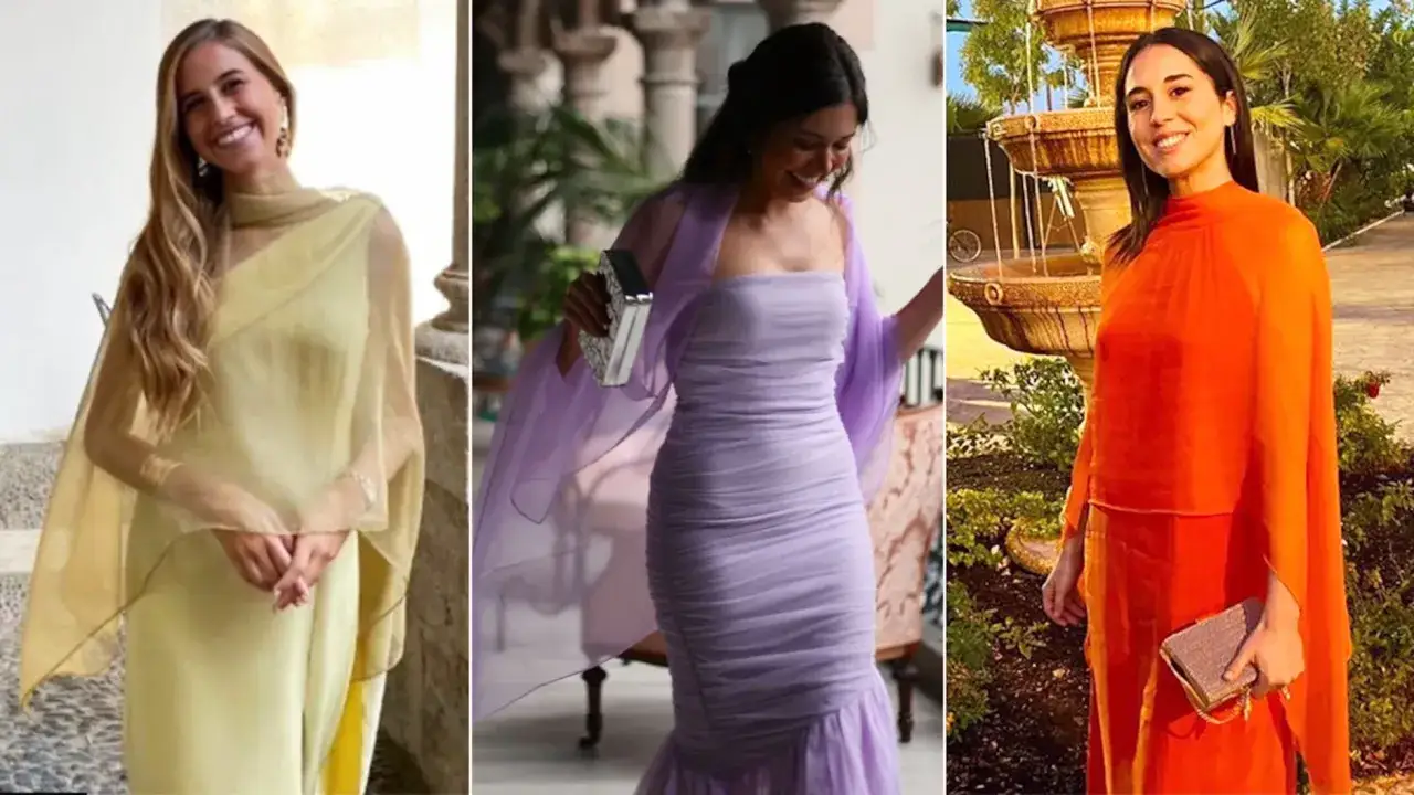 Tres invitadas lucen elegantes vestidos de fiesta con chal. Una lleva un vestido amarillo con chal transparente, otra uno lila fruncido con chal a juego, y la tercera un vestido naranja con chal a juego.