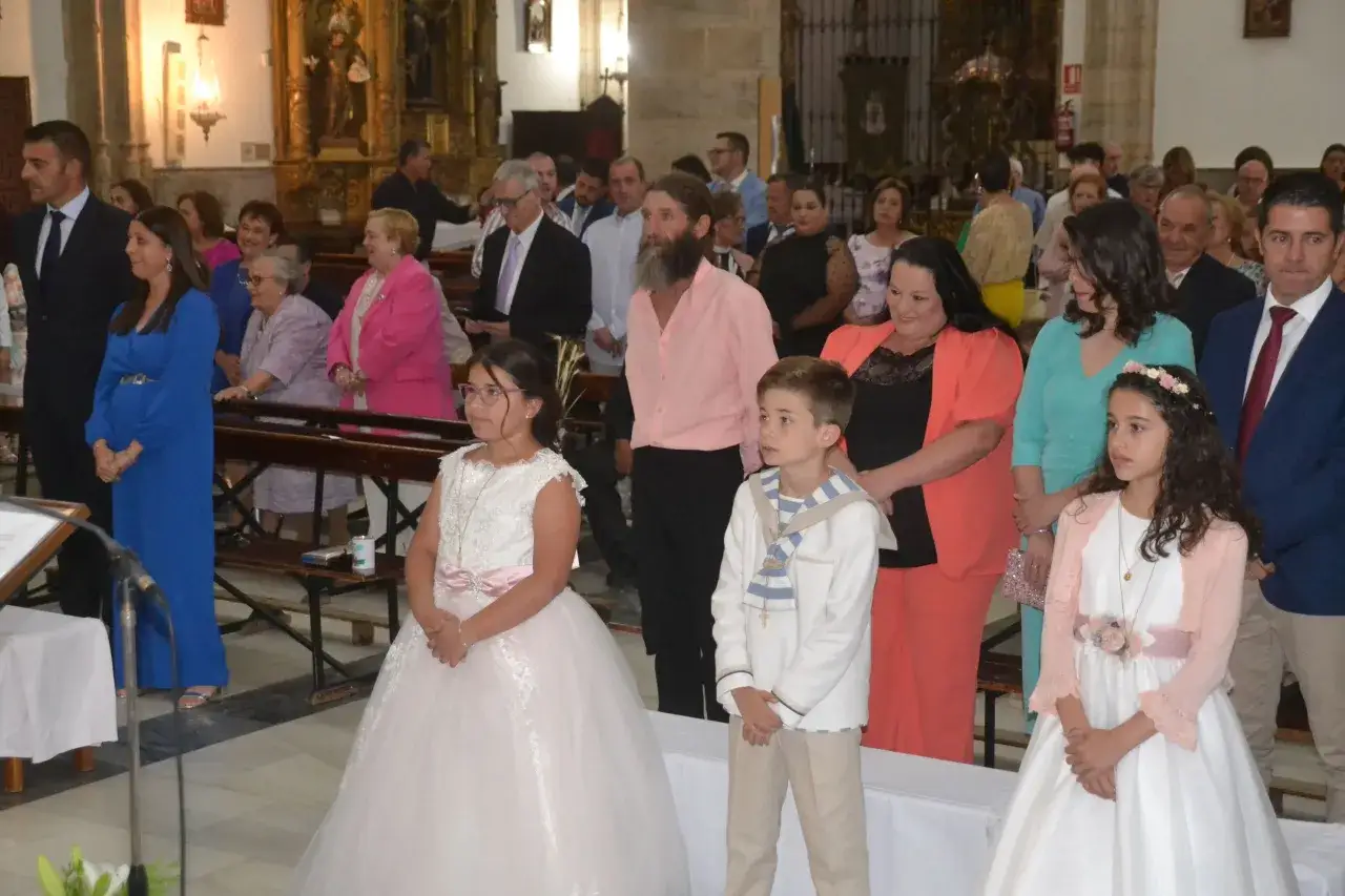 Ni&ntilde;os y ni&ntilde;as celebran su primera comuni&oacute;n, un momento especial que marca la edad a la que se hace la comuni&oacute;n.