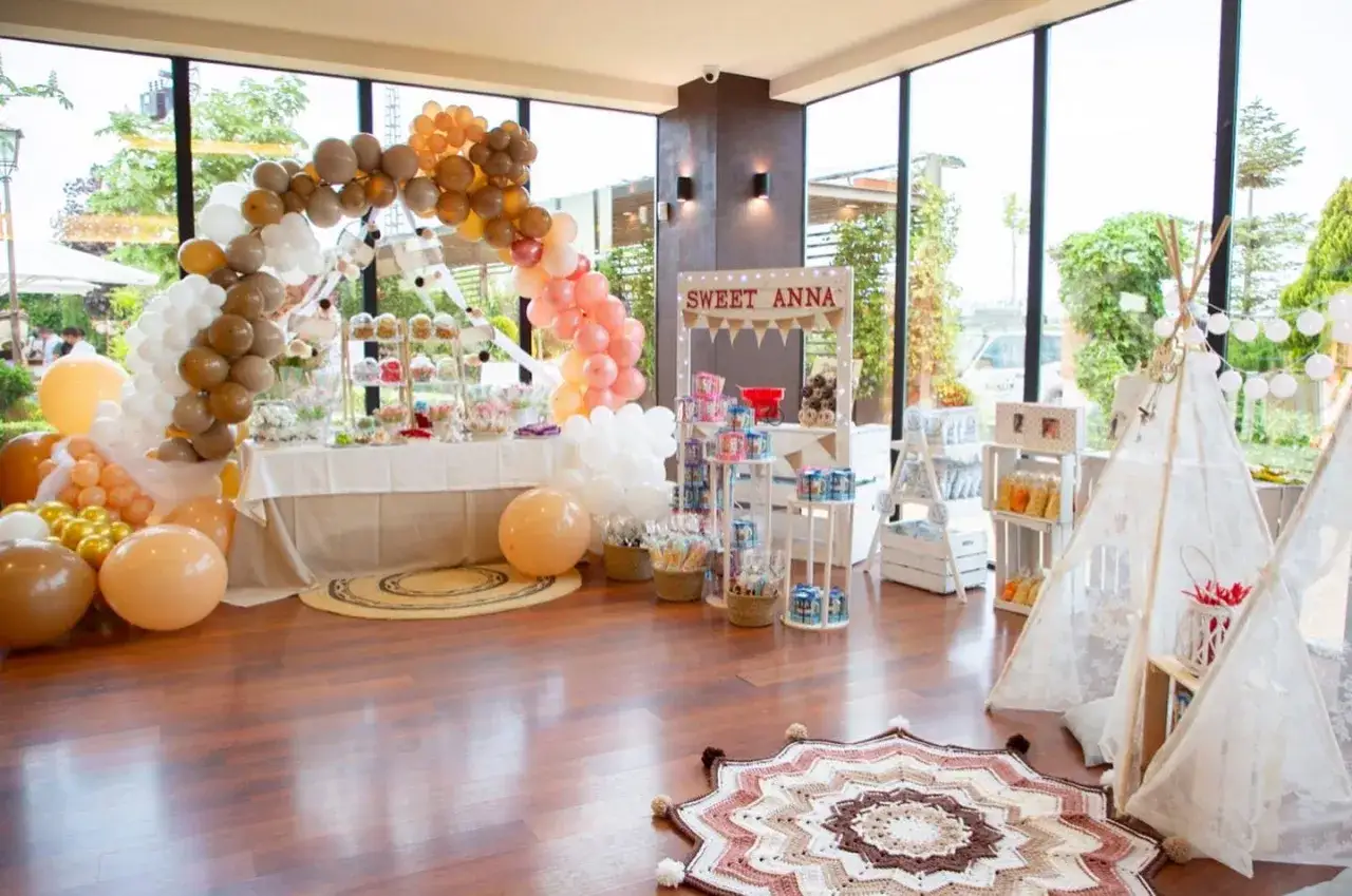 Decoraci&oacute;n para celebraci&oacute;n de comuniones con arco de globos, mesa de dulces, puesto 