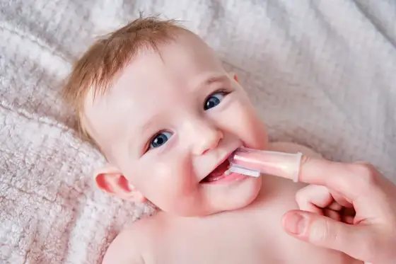 Dentición del bebé - cuándo salen los dientes y cómo cuidarlos