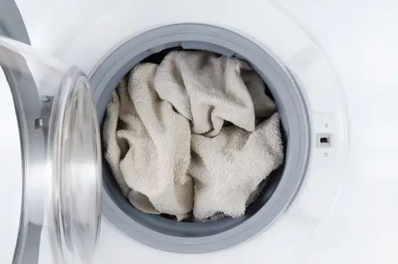 Cómo lavar la ropa blanca y evitar que se vuelva gris