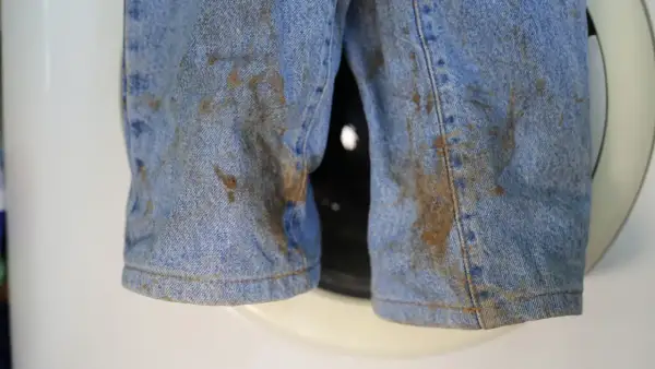 Pantalones vaqueros muy sucios con barro. Parece que me sale la ropa sucia de la lavadora.