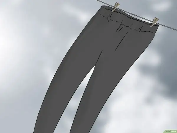Pantalones de licra grises secándose al aire libre. Descubre trucos para estirar la licra y mantener tus prendas como nuevas.