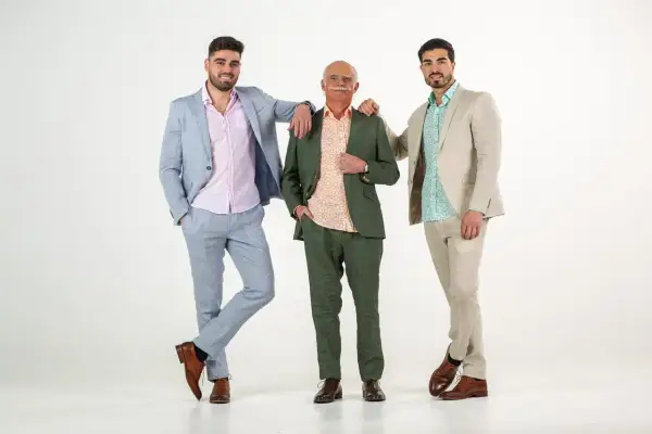 Tres hombres con trajes de lino, listos para ser invitados a una comunión.