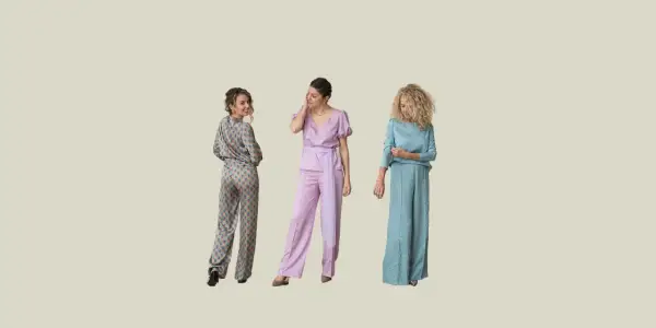 Tres mujeres lucen elegantes conjuntos de pantalones, perfectos para saber como ir vestida a una comunión con pantalones.