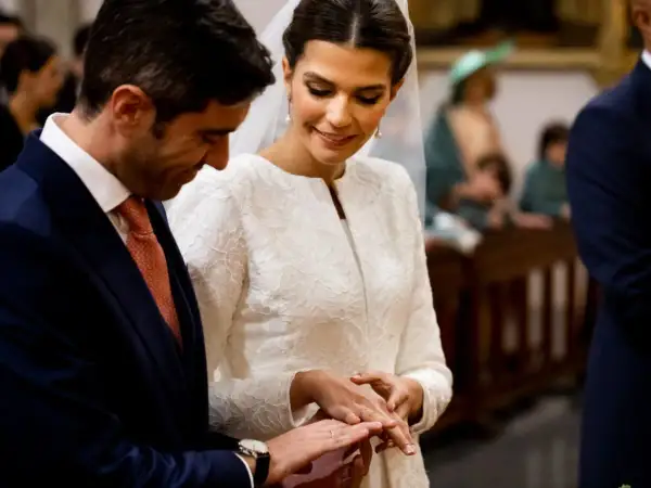 Novios intercambiando anillos de boda. Un momento tierno, como si fueran niños jugando a casarse, pero con la solemnidad del momento.