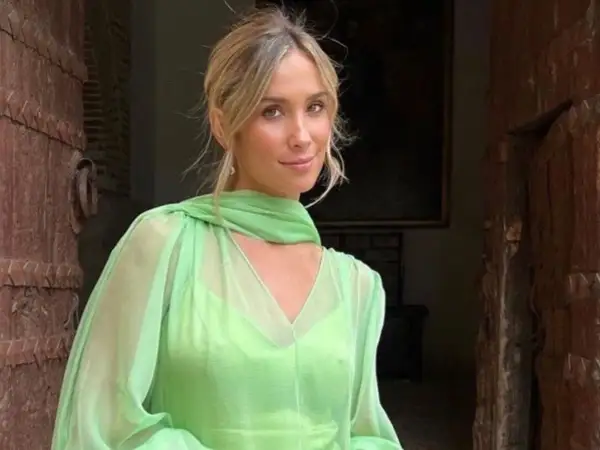 Una invitada se debe llevar chal a una boda. Ella luce un vestido verde lima con un chal a juego, perfecto para la ocasión.