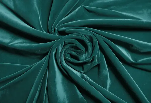 Terciopelo verde azulado con pliegues que forman un remolino. Aprende como arreglar terciopelo chafado para restaurar su suavidad.