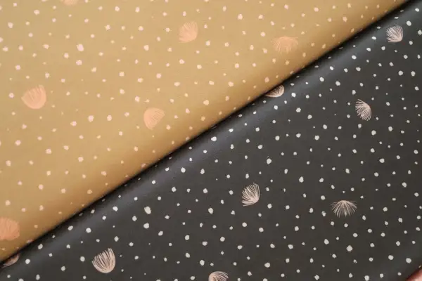 Dos telas de viscosa, una beige y otra gris oscuro, con un estampado de puntos blancos y pequeños motivos rosados.